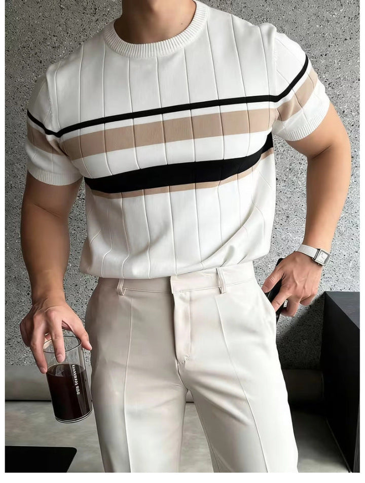 T-shirt tricoté homme slim à rayures modernes. Idéal pour un look décontracté printemps/été.
