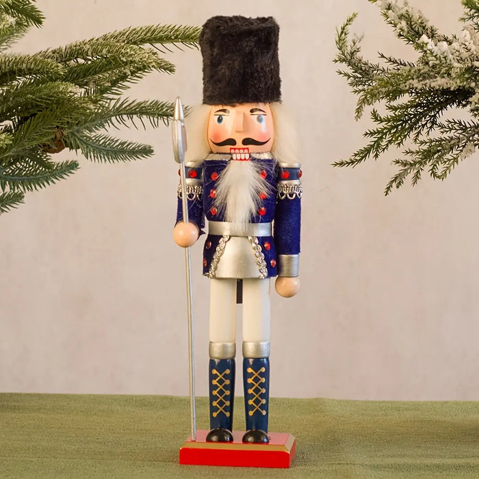 Soldat casse-noisette en bois sculpté, détail pour décoration de Noël traditionnelle.