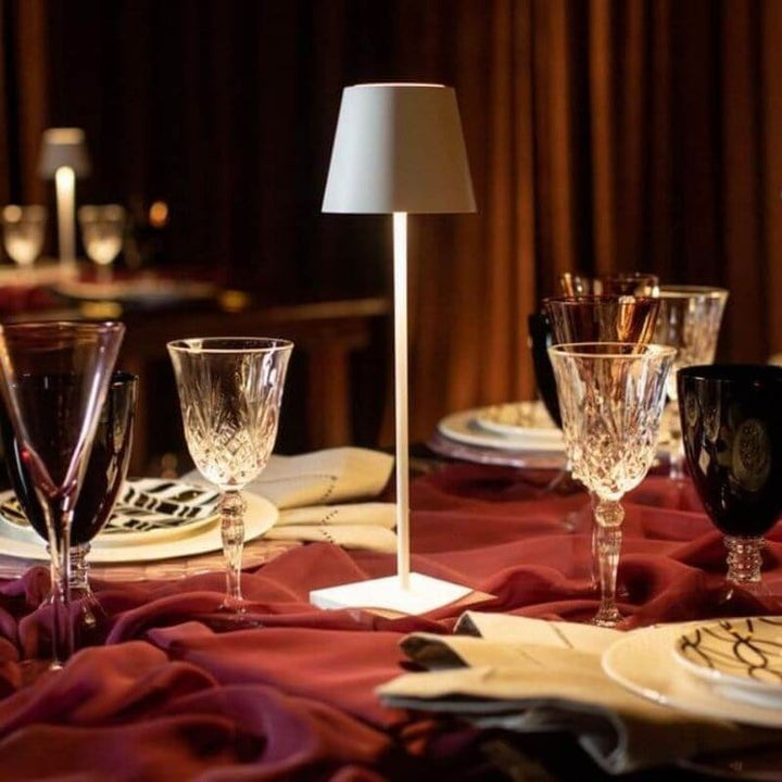 Lampe rechargeable LED, étanche, design minimaliste, sans fil, parfaite pour une ambiance cosy sur table.