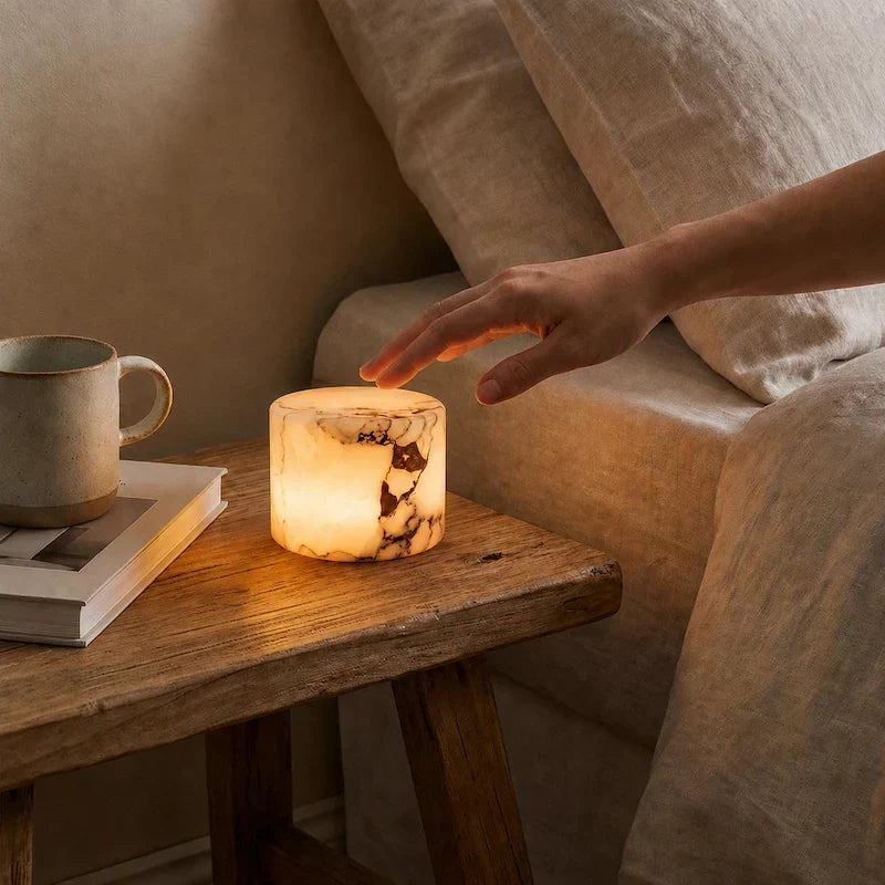 Veilleuse tactile moderne en marbre, design sans fil et rechargeable. Éclairage LED pour bureau.