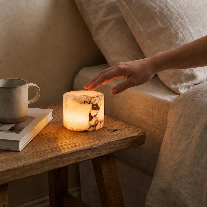 Veilleuse tactile moderne en marbre, design sans fil et rechargeable. Éclairage LED pour bureau.