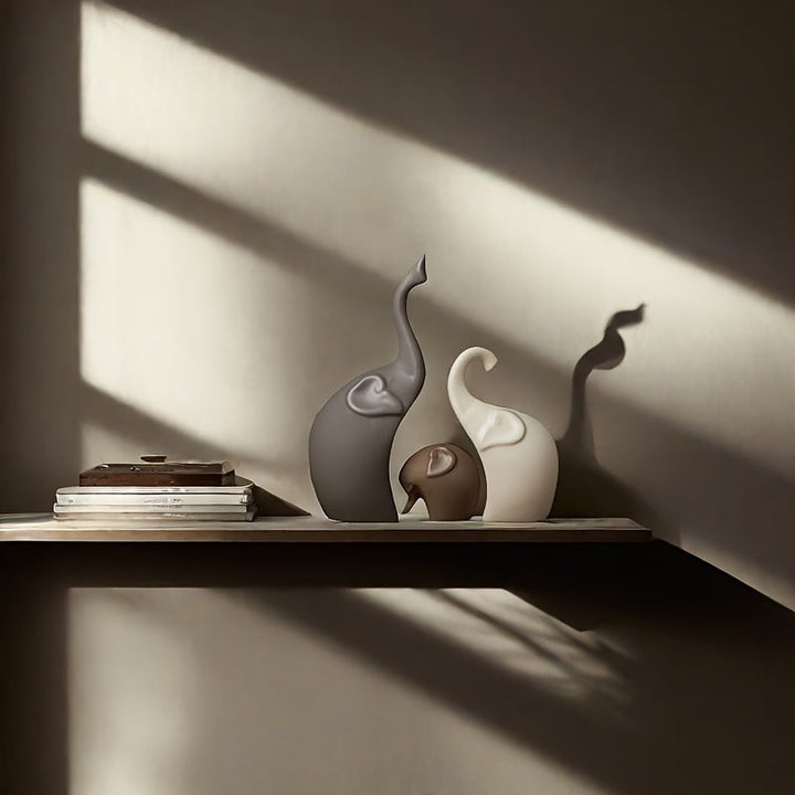Décoration moderne: 3 éléphants en céramique mate, idéal pour le salon, le bureau ou comme cadeau.