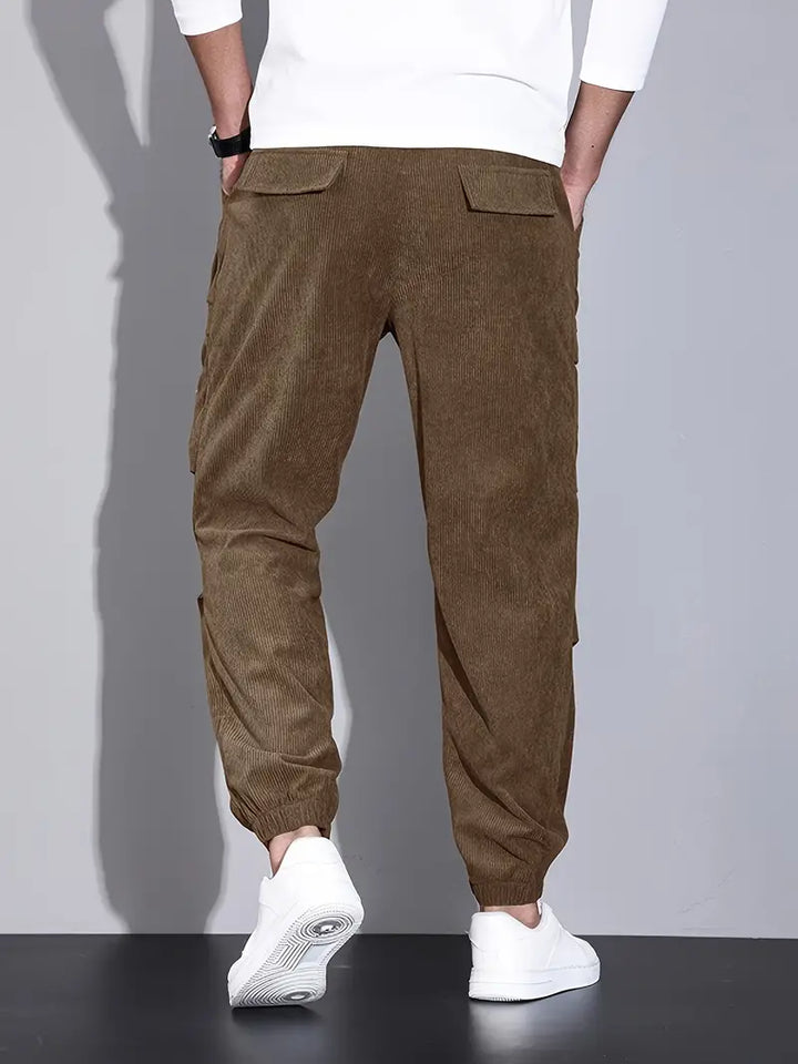 Pantalon cargo homme multipoches, coupe ajustée. Tissu confortable pour look casual moderne.