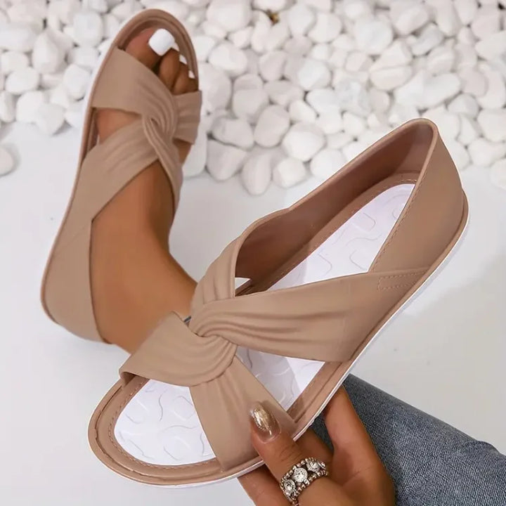 Sandales plates élégantes pour femmes, parfaites pour l'été et les looks décontractés.