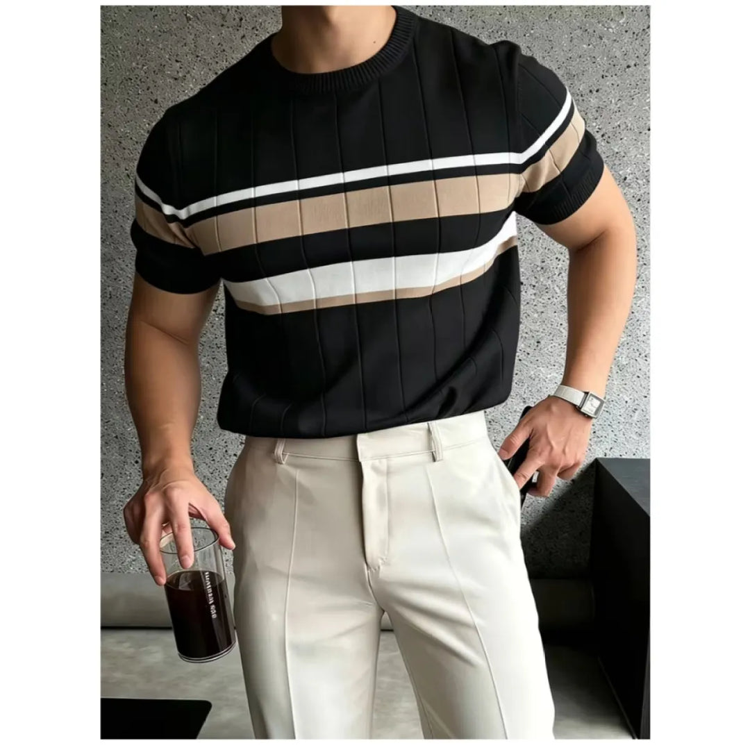 T-shirt homme à rayures élégantes, tricoté, coupe slim. Parfait pour une mode masculine printanière.