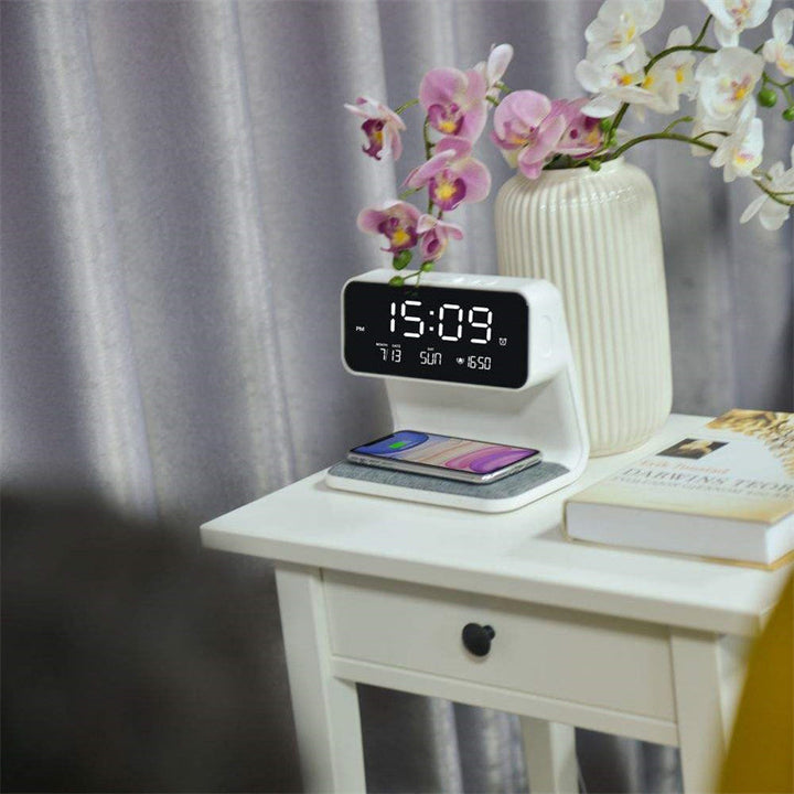 Lampe de chevet design dans une chambre moderne, combinant éclairage, réveil et chargeur sans fil pratique.