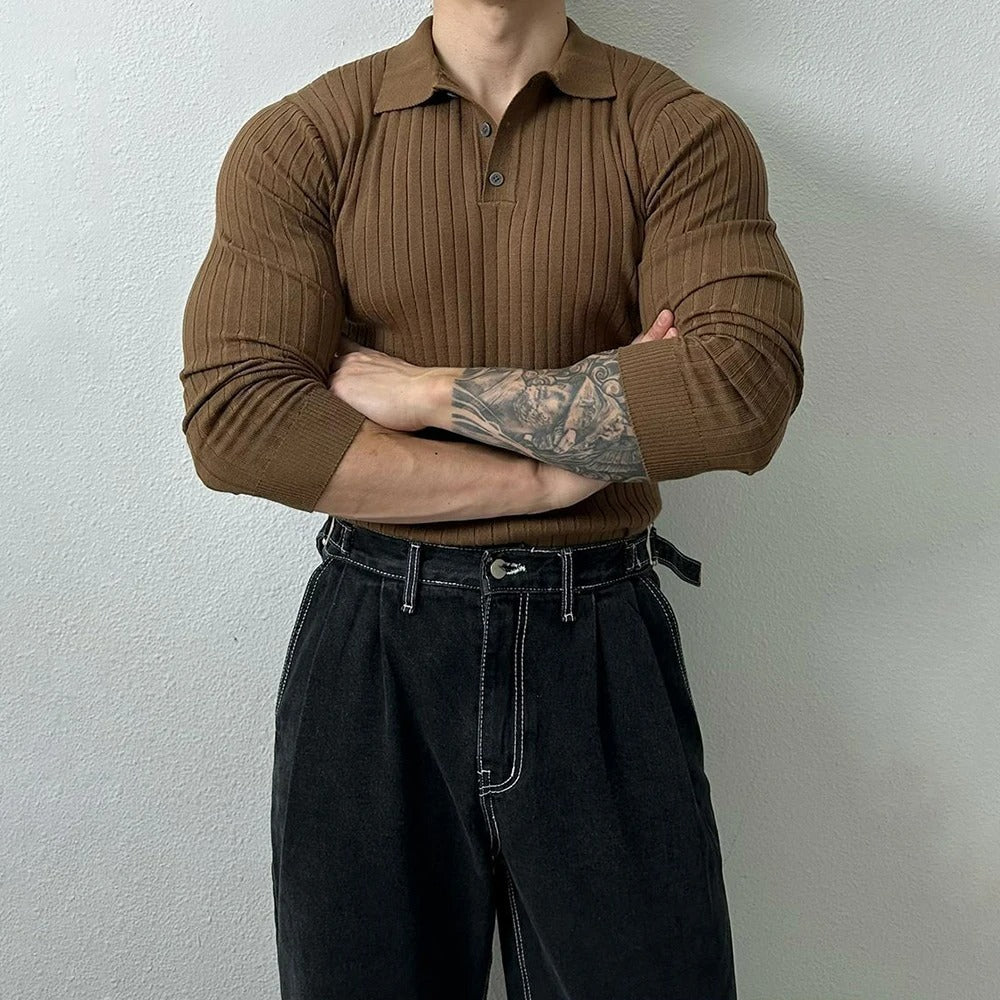 Homme portant un pull décontracté noir à manches longues, look automnal chic et confortable au quotidien.