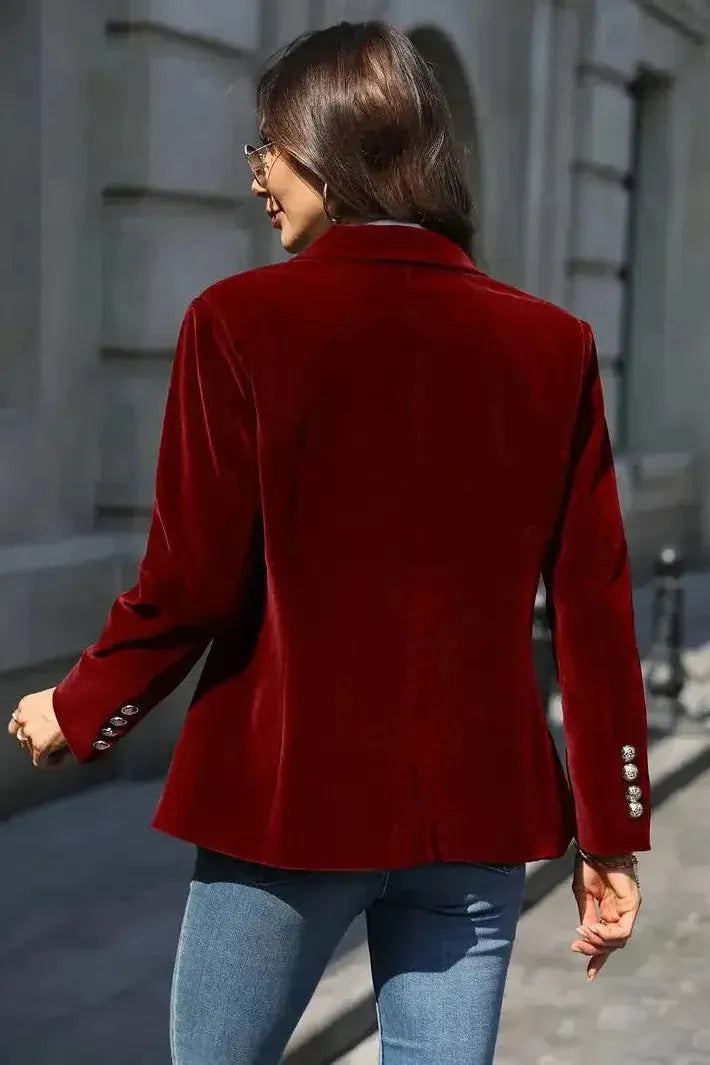 Blazer chic femme couleur bordeaux, coupe ajustée, style audacieux et élégant, soirée.
