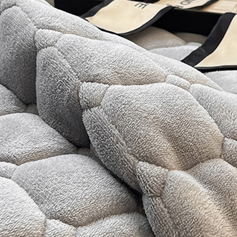 Jeté de lit élégant et doux, texture carrée unique pour une décoration de chambre moderne et cosy.