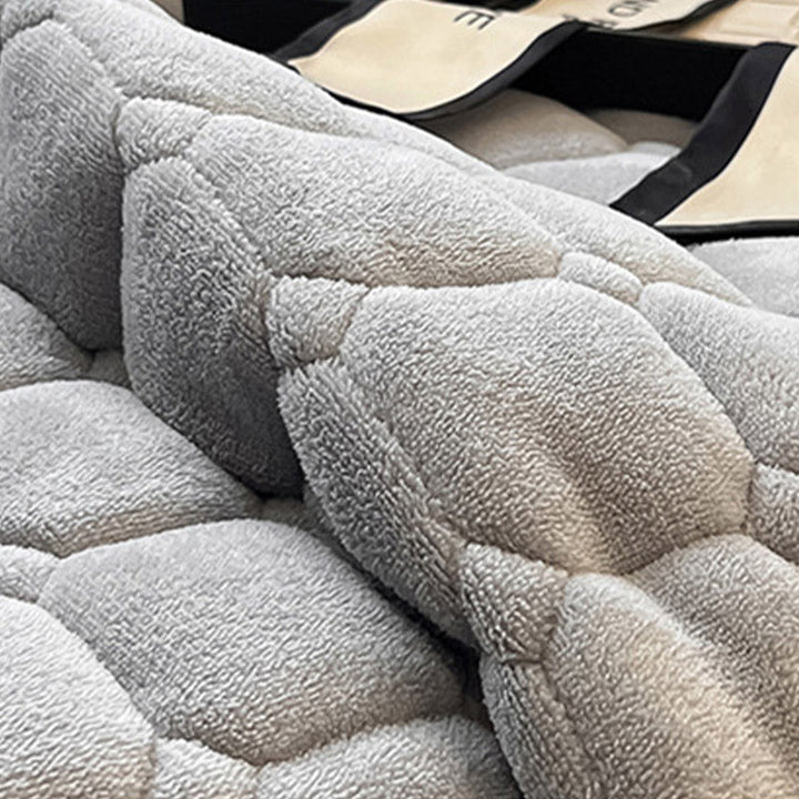 Jeté de lit élégant et doux, texture carrée unique pour une décoration de chambre moderne et cosy.
