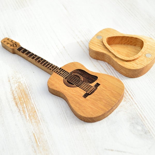 Support de médiators en chêne avec gravure personnalisée, accessoire guitare élégant pour votre collection.