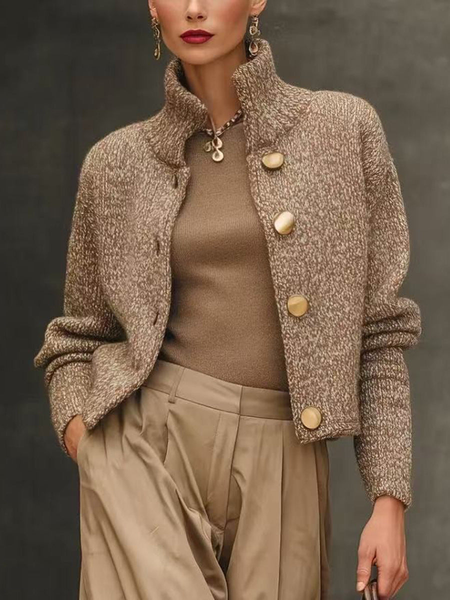 Cardigan court kaki élégant pour femme avec col montant et boutons, style chic urbain mode féminine casual.