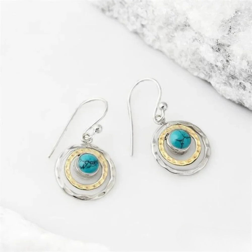 Paire de boucles d'oreilles femme Saturne boho, turquoise bicolore en argent et or, accessoire mode.