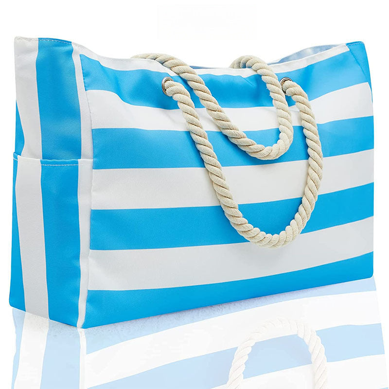 Cabas de plage chic et rayé, parfait pour la femme moderne en vacances.