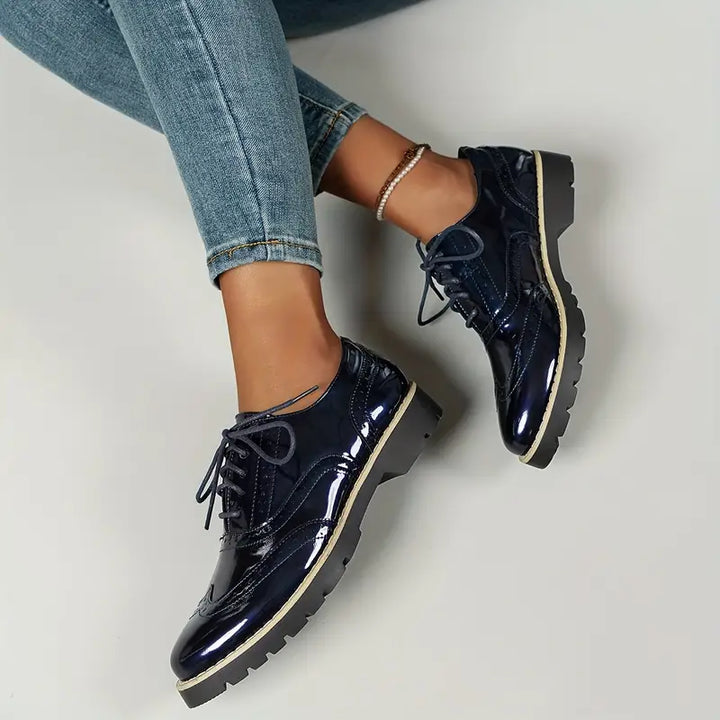 Élégantes chaussures femme vernies à lacets. Un choix chic et intemporel pour un look formel et professionnel.