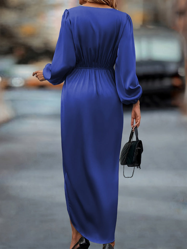 Robe de soirée fluide et élégante, femme, avec manches ballon et ourlet asymétrique. Confortable et chic.