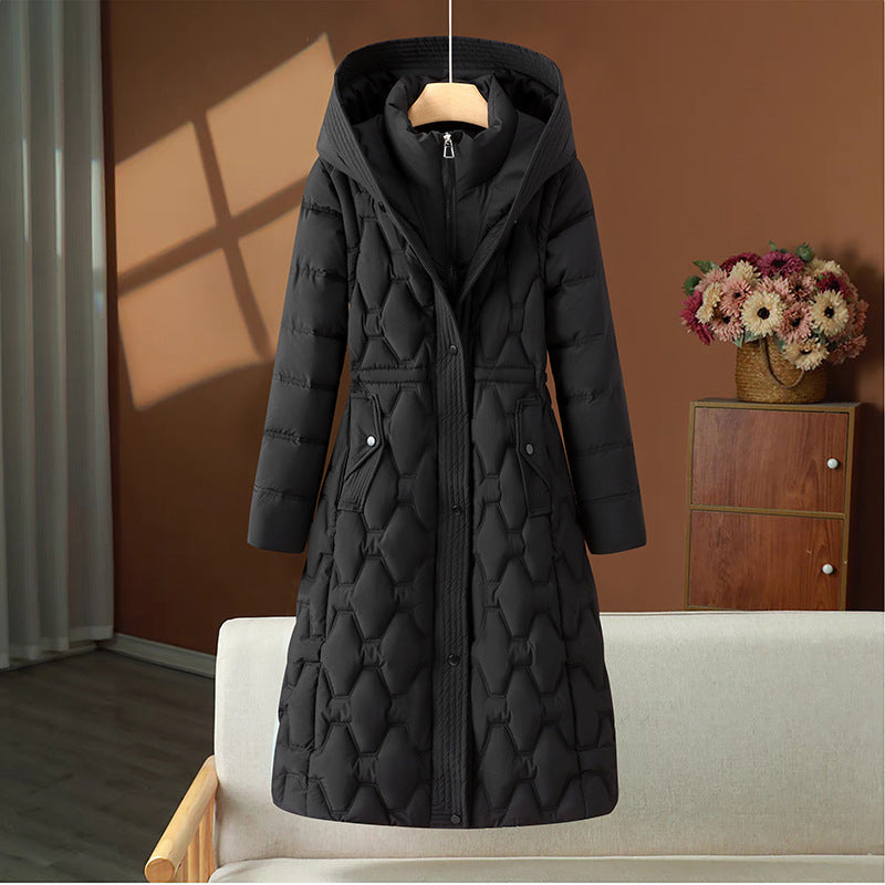 Veste d'hiver longue matelassée chaude pour femme, offrant confort et coupe ajustée contre le froid hivernal.