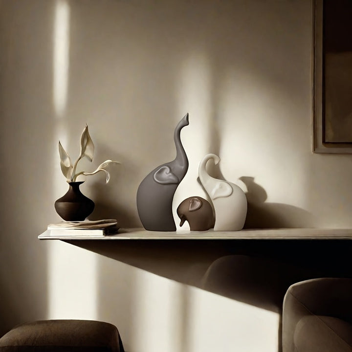 Set de 3 statuettes éléphants décoratives modernes en céramique mate pour intérieur, salon ou bureau.