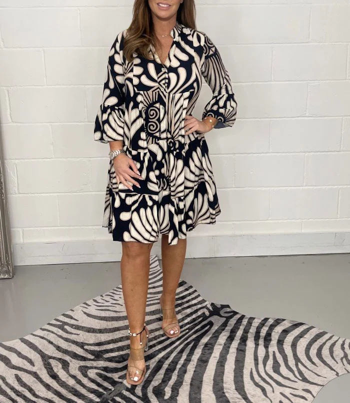 Robe chemise élégante imprimée, longueur mini, pour un look femme mode moderne et fluide.