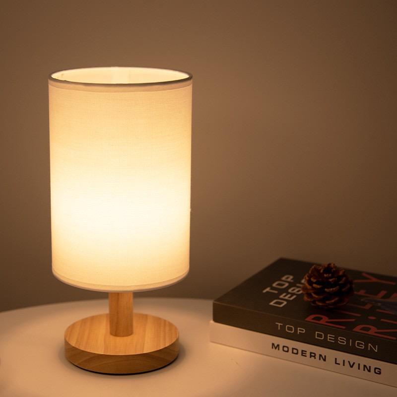 Lampe de table design organique en bambou et bois, abat-jour lin, touche zen naturelle et moderne.