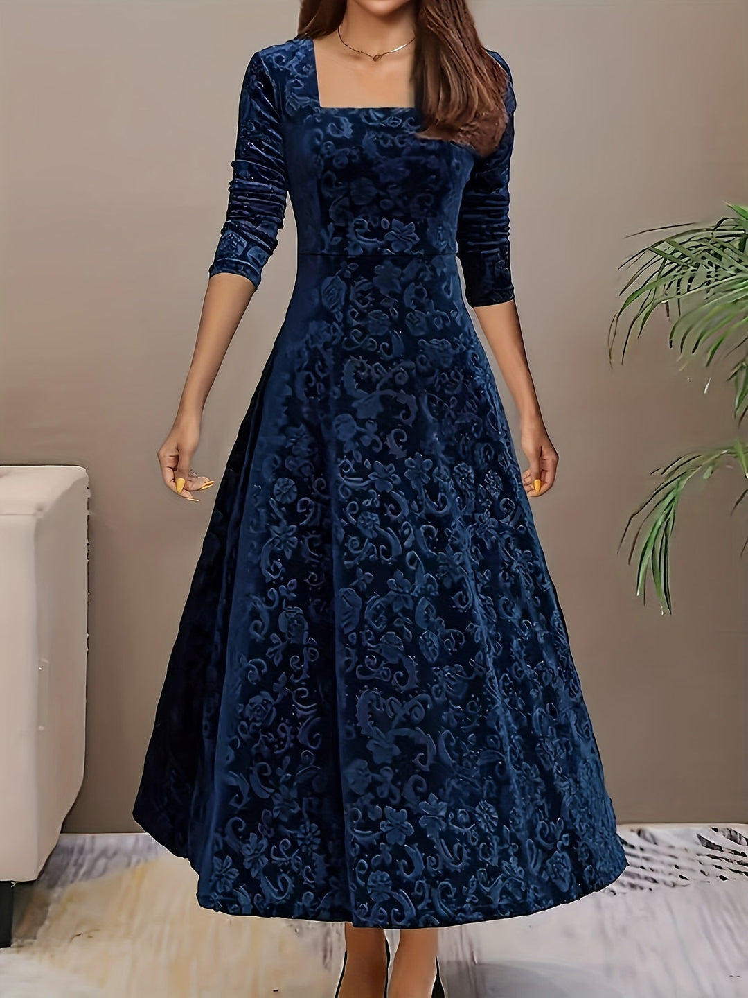 Robe chic en velours pour femme, couleur prune, avec un design intemporel, pour toute fête. Soirée distinguée.