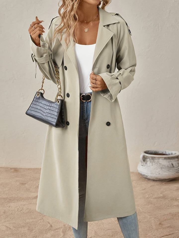 Veste trench femme structurée avec boutons. Look élégant et moderne, parfaite pour le quotidien.
