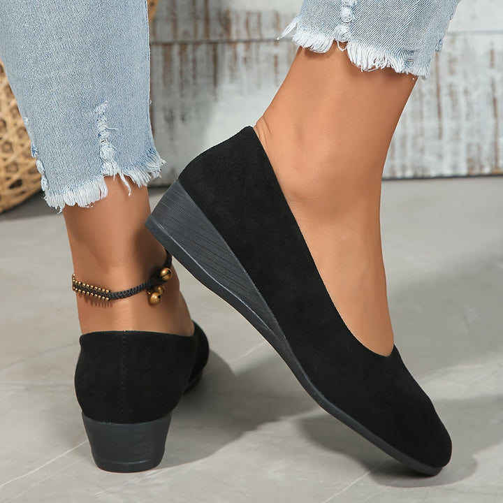 Ballerines femme avec talon compensé structuré, offrant confort et élégance pour le style quotidien.