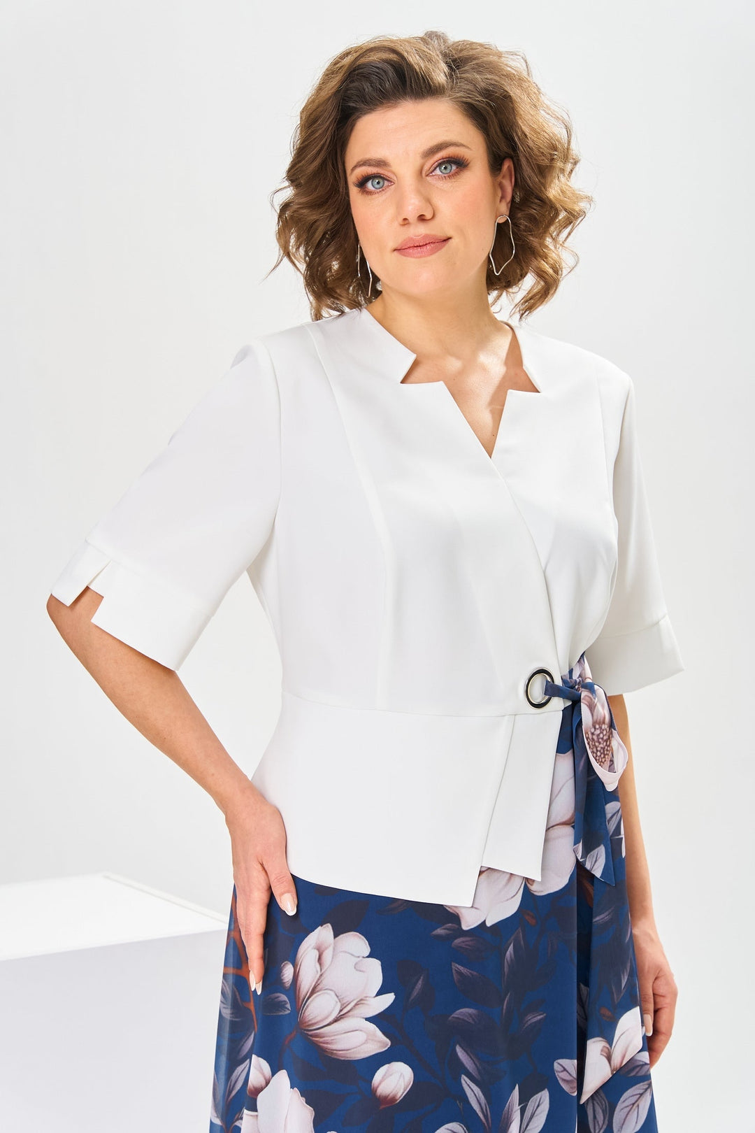 Robe midi élégante coton soie femme, motif floral printanier coloré.