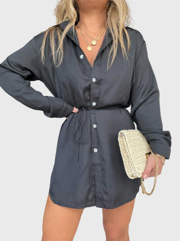 Combinaison-short femme, coupe flatteuse et moderne, parfaite pour un look printemps-été chic.