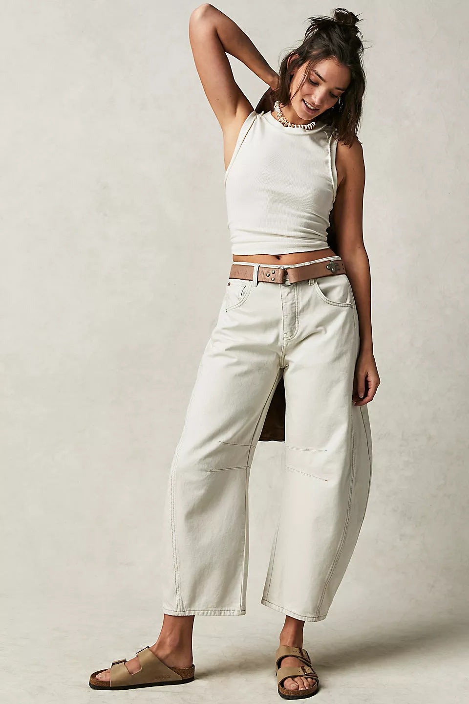 Jean femme tendance printemps-été, coupe ample et confortable à taille moyenne.