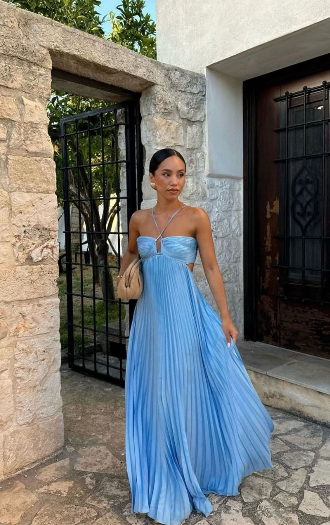 Élégante robe plissée femme, col halter raffiné, idéale pour toute tenue de soirée.