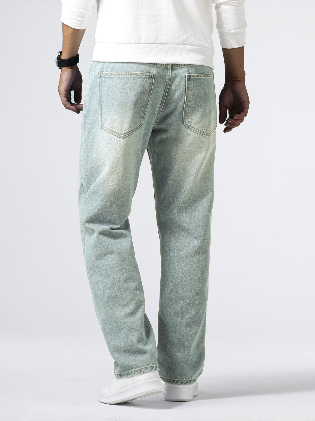 Pantalon jeans homme tendance, style décontracté urbain, coupe droite assurant confort.