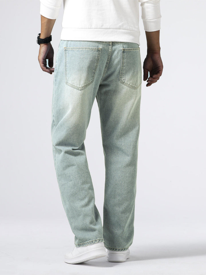 Pantalon jeans homme tendance, style décontracté urbain, coupe droite assurant confort.