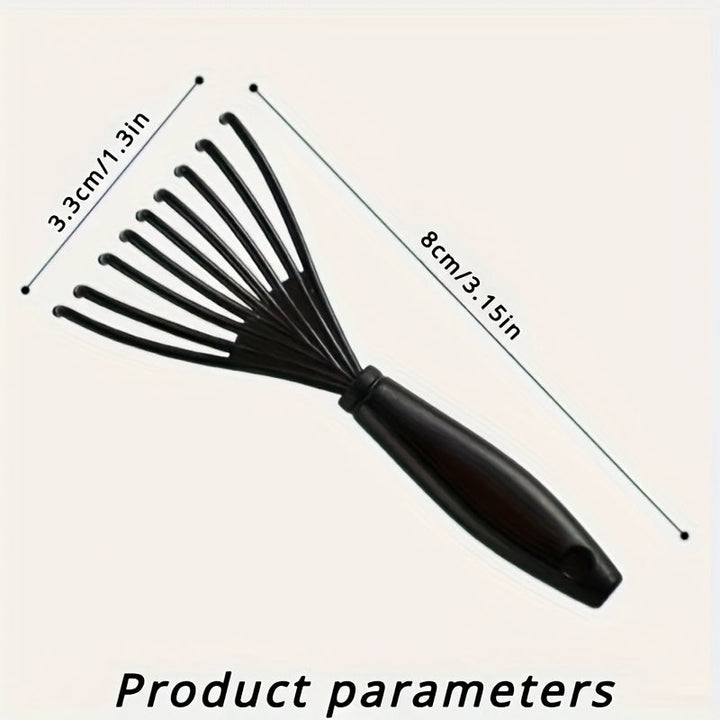 Petite griffe noire pour nettoyer efficacement les peignes et brosses. Maintient une hygiène capillaire optimale.