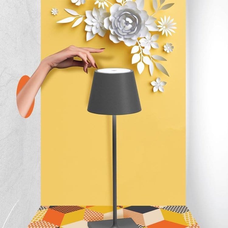 Lumière d'ambiance LED sans fil, design épuré, étanche, idéale pour table à l'intérieur ou dehors.