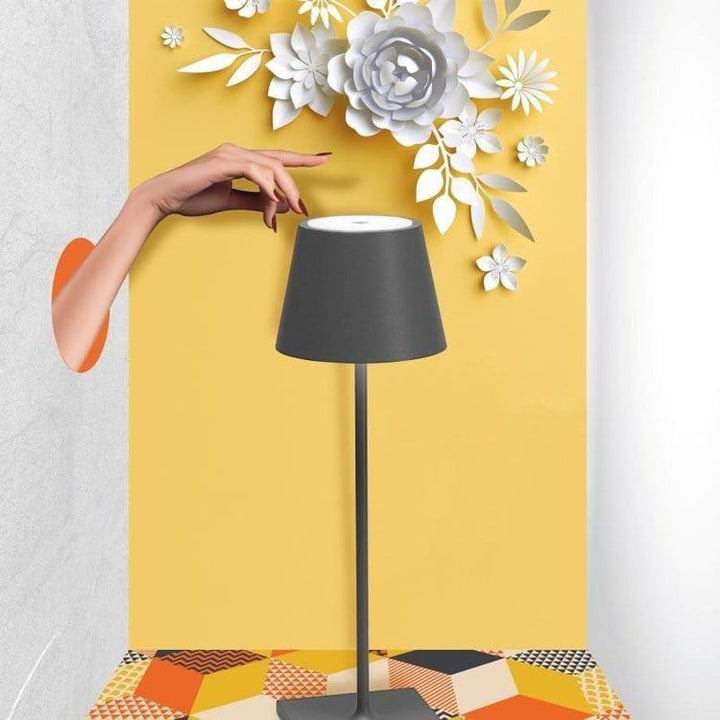 Lumière d'ambiance LED sans fil, design épuré, étanche, idéale pour table à l'intérieur ou dehors.