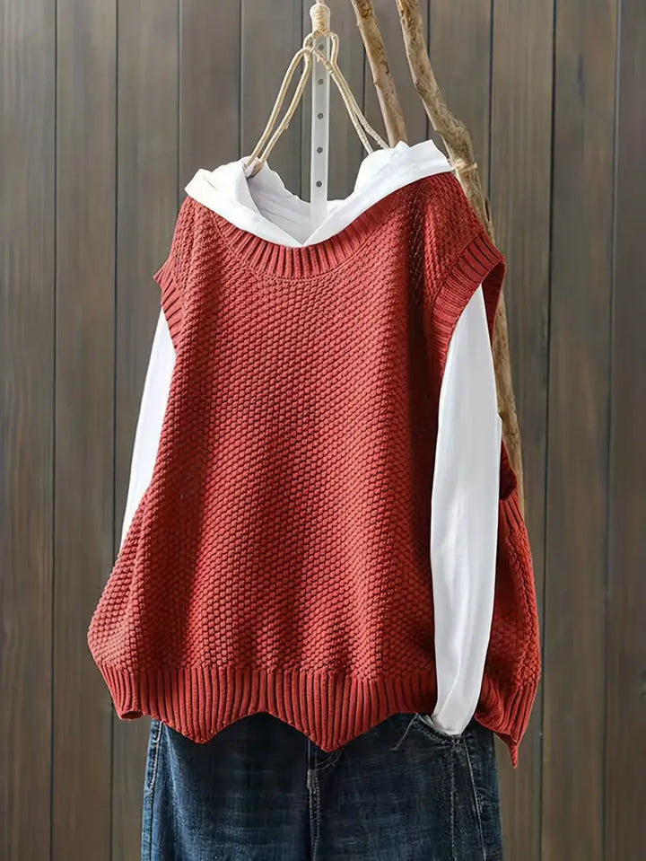 Pull femme sans manches beige, col rond. Un basique chic et confortable pour une élégance quotidienne.