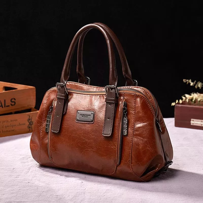 Sac à main vintage marron pour femmes, style élégant intemporel. Accessoire de mode chic et rétro.