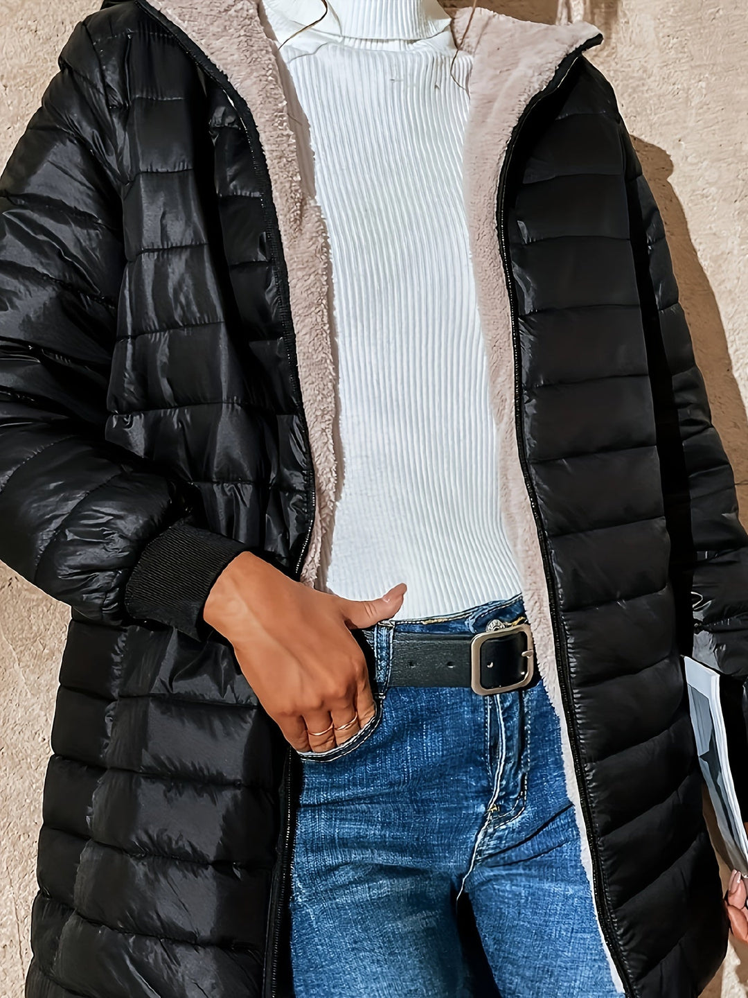 Femme portant un manteau long imperméable élégant, chaud et confortable, idéal pour l'hiver et l'extérieur.