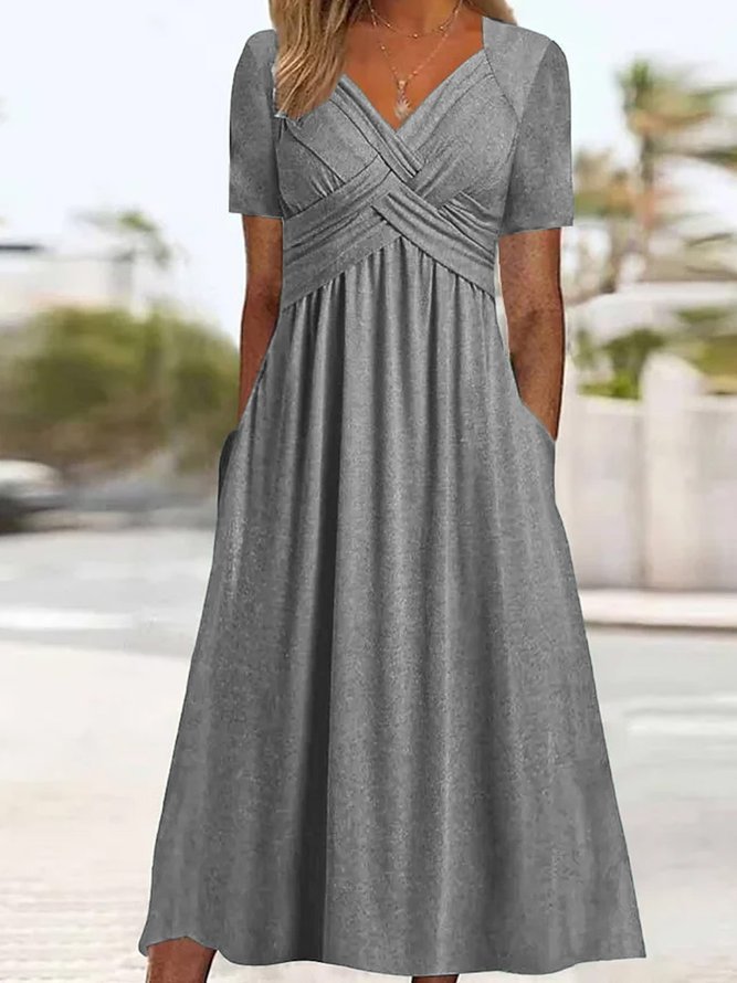 Femme élégante portant une robe longue fluide d'été à col V et manches courtes, parfaite pour un look décontracté.