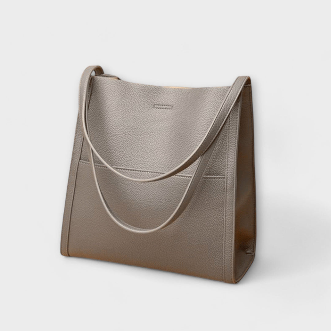 Sac à main en cuir fait main pour femme. Spacieux et pratique, cet accessoire élégant convient pour le quotidien.