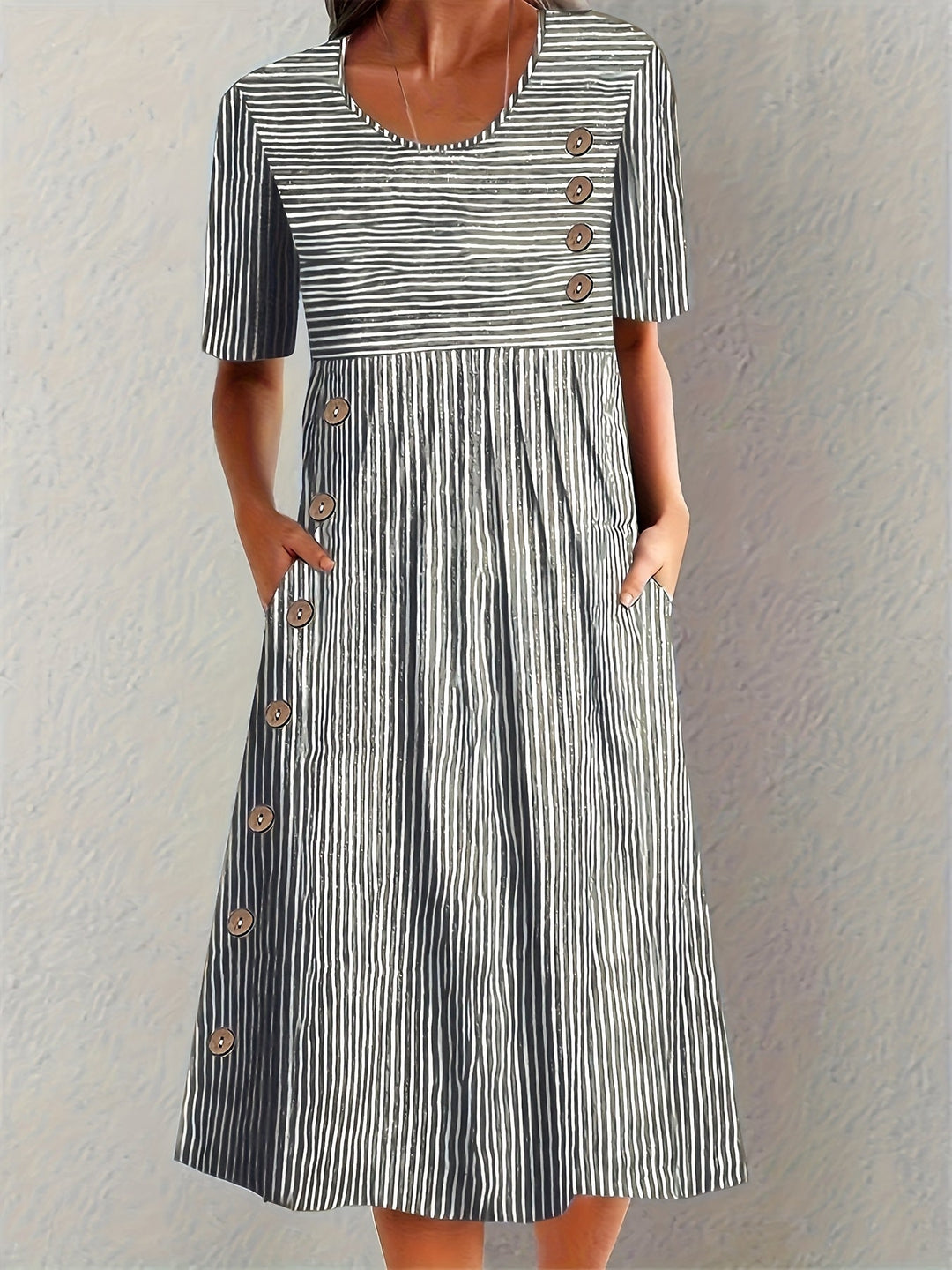 Robe d'été rayée décontractée et confortable pour femmes. Parfaite pour les vacances, allie mode et élégance estivale.