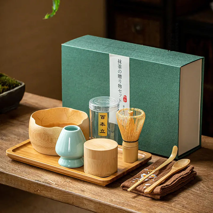 Ensemble cadeau cérémonie matcha japonais authentique avec bol chawan, fouet bambou et cuillère.