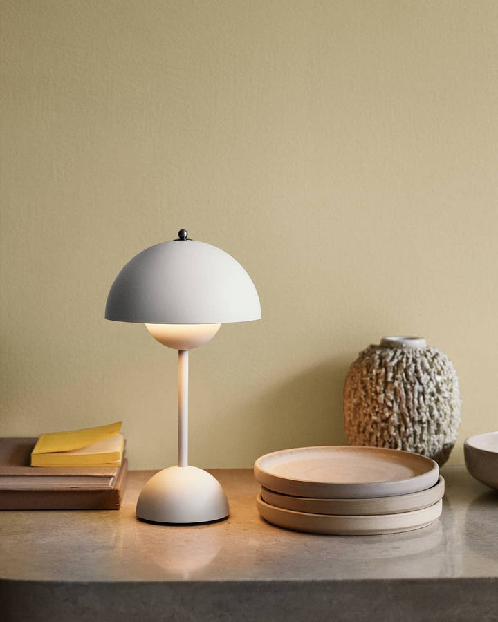 Lampe de table vintage LED dimmable, abat-jour unique, parfaite pour compléter votre décoration moderne.
