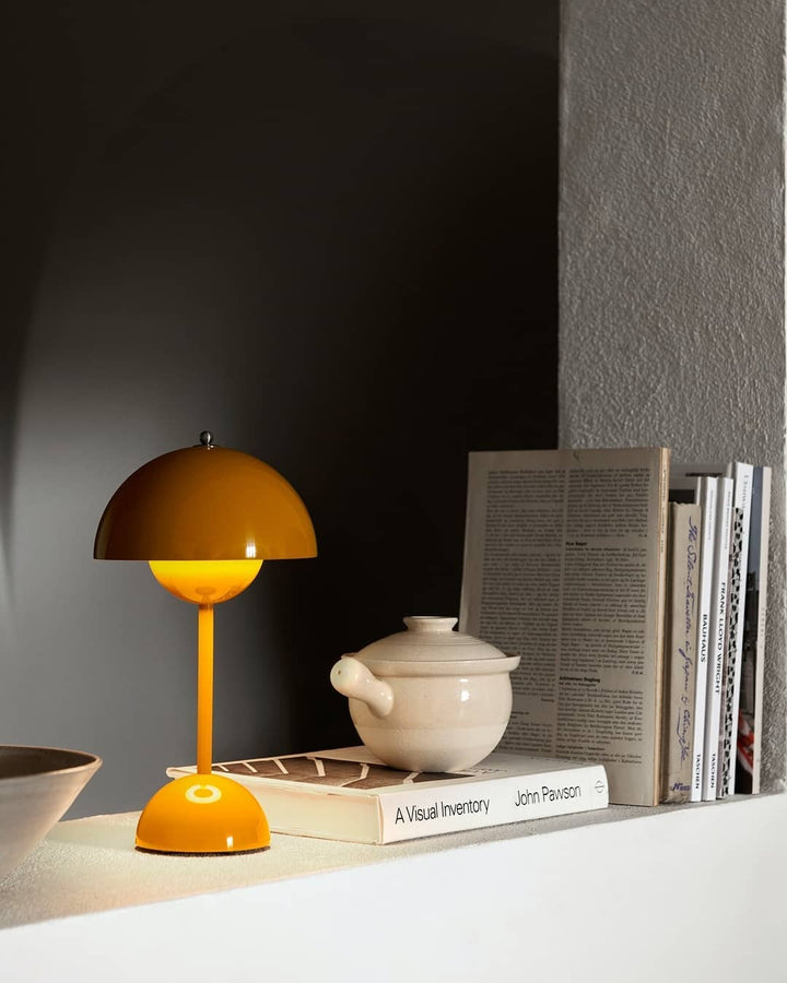 Décoration lumineuse: lampe de table rétro dimmable, abat-jour sculpté, ambiance chaleureuse assurée.