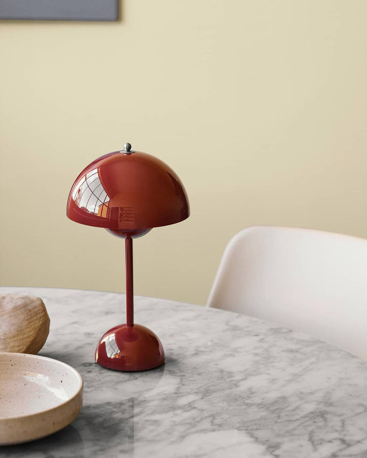 Design rétro-moderne: lampe de table dimmable, éclairage LED doux, abat-jour distinctif pour salon.