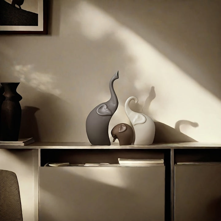 Set de 3 figurines éléphants mates, cadeau idéal pour décoration moderne de salon ou bureau.