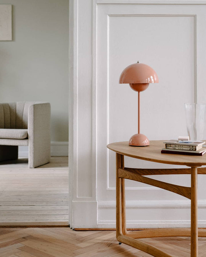 Éclairage d'ambiance avec cette lampe de table rétro dimmable LED, design unique pour tout intérieur.
