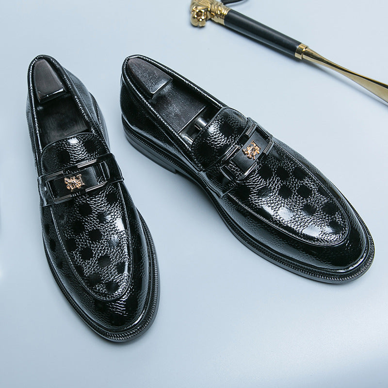 Paire de chaussures polyvalentes pour hommes, idéales pour un style formel ou décontracté, alliant mode et confort.