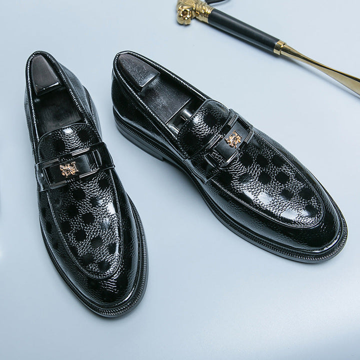 Paire de chaussures polyvalentes pour hommes, idéales pour un style formel ou décontracté, alliant mode et confort.